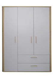 Moderner Kleiderschrank mit drei Türen und zwei Schubladen, in Frontalansicht. Der Schrank hat eine helle Holzoptik mit grauen Fronten.