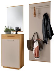 Set voor hal/garderobe met staande spiegel boven een schoenenkast en een wandpaneel met kapstokstang en haken, in houtlook en beige, getoond in vooraanzicht met lichte hoekperspectief