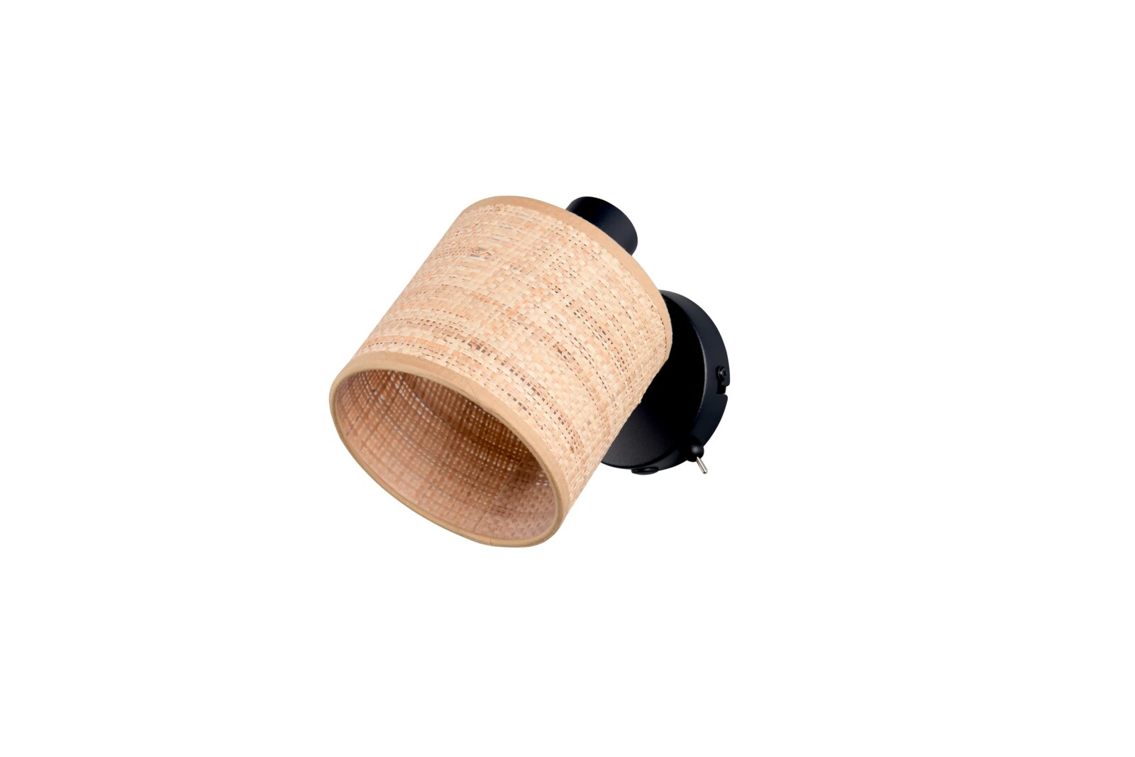 Wandlampe mit zylindrischem, geflochtenem Rattan-/Bambus-Lampenschirm in Naturfarbe und schwarzer Wandhalterung, schräg von vorne in leicht seitlicher Perspektive freigestellt