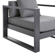 Moderner Lounge-Sessel mit grauem Metallrahmen und grauen Kissen, seitliche Perspektive