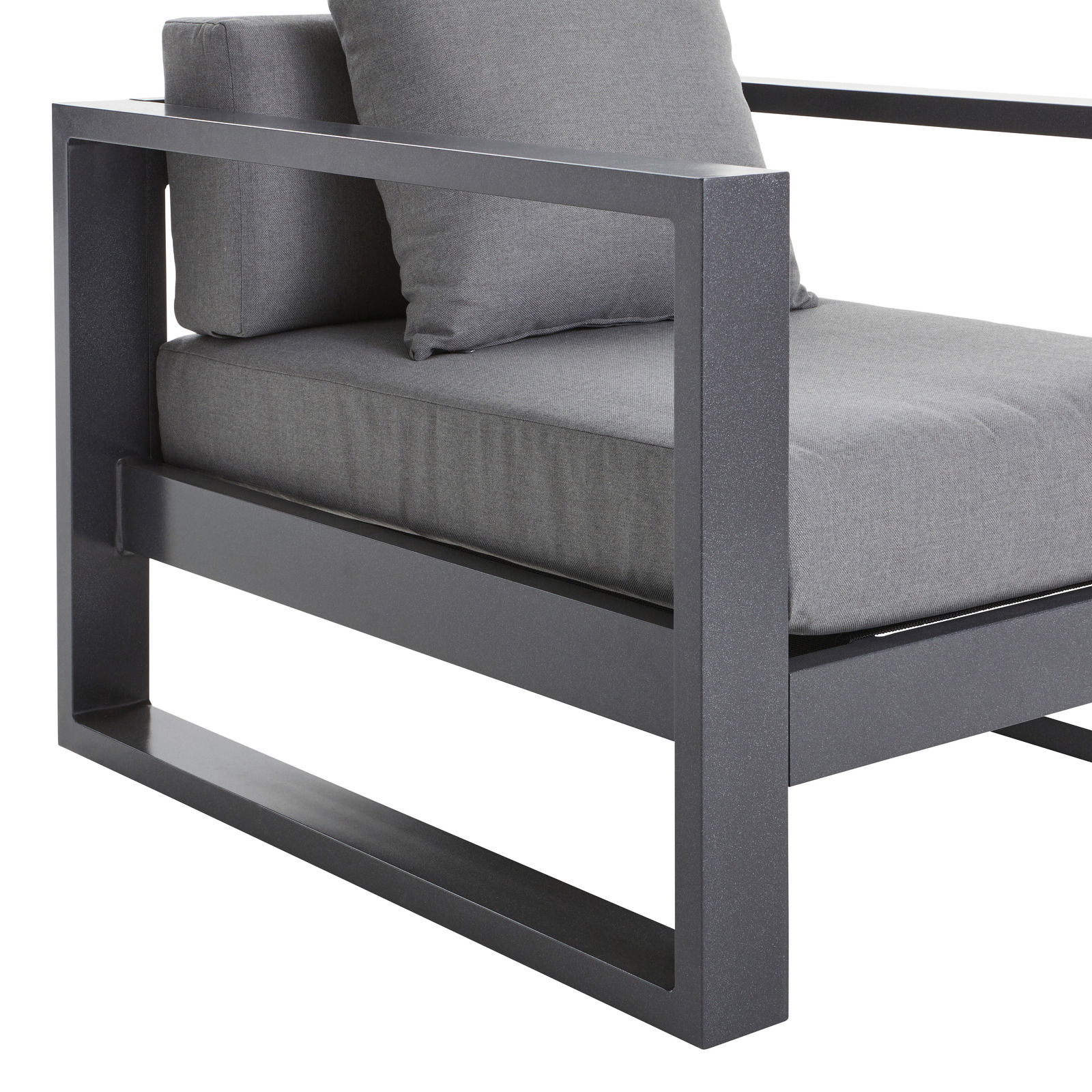 Moderner Lounge-Sessel mit grauem Metallrahmen und grauen Kissen, seitliche Perspektive