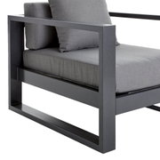 Moderner Lounge-Sessel mit grauem Metallrahmen und grauen Kissen, seitliche Perspektive