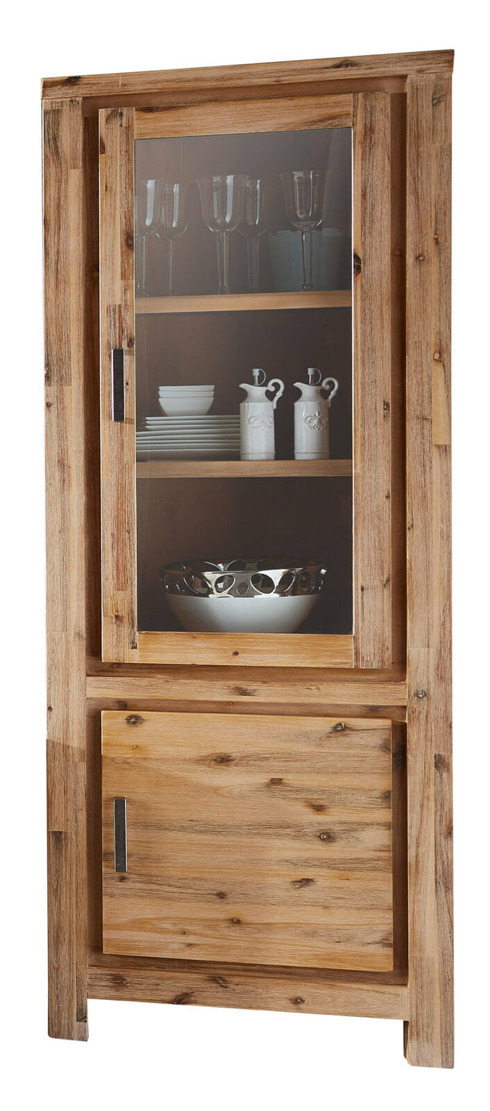 Holzvitrine mit Glastür, gefüllt mit Geschirr und Gläsern, aus frontaler Perspektive.