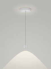 Moderne LED-Pendelleuchte in minimalistischem Design, von unten betrachtet.