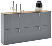 Moderne hangende schoenenkast in grijs met houten afwerking, versierd met een vaas en beeldjes, vooraanzicht