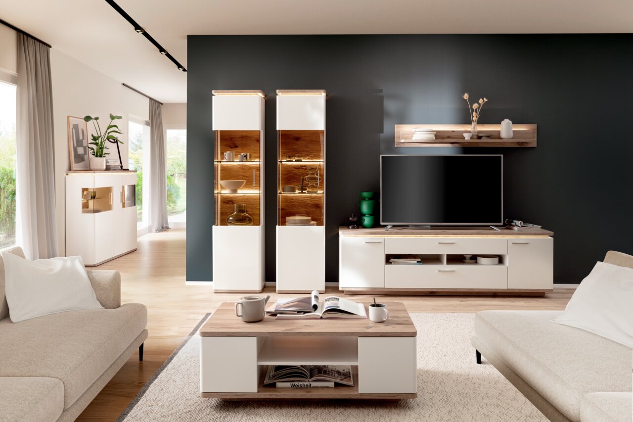 Modernes Wohnzimmer mit stilvollem Wandboard, LED-Beleuchtung und eleganten Möbeln in Frontalansicht.