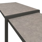 Nahaufnahme einer modernen Lounge-Bank mit grauer Oberfläche und schwarzem Rahmen, seitliche Perspektive