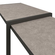 Nahaufnahme einer modernen Lounge-Bank mit grauer Oberfläche und schwarzem Rahmen, seitliche Perspektive