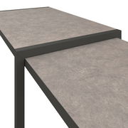 Nahaufnahme einer modernen Lounge-Bank mit grauer Oberfläche und schwarzem Rahmen, seitliche Perspektive