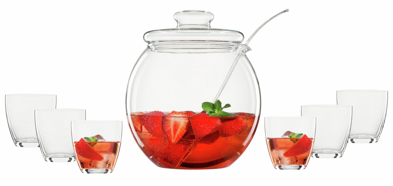 Bowle-Set mit großem Glasbehälter, gefüllt mit rotem Getränk und Erdbeeren, umgeben von sechs Gläsern, auf weißem Hintergrund, Frontalansicht.