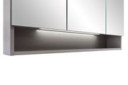 Moderner Spiegelschrank mit integrierter Beleuchtung, seitliche Perspektive