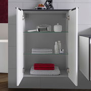 Offenes Highboard mit zwei Glaseinlegeböden, gefüllt mit Handtüchern und Pflegeprodukten, frontal betrachtet.