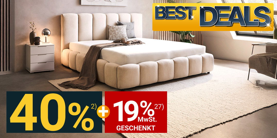 Modernes Schlafzimmer mit beigem Polsterbett, großem Fenster und stilvoller Einrichtung – Best Deals Angebot