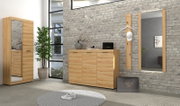 Moderner Flur mit Garderobenmöbeln in heller Holzoptik: links ein Kleiderschrank mit Spiegeltür, mittig eine Kommode mit drei Türen, rechts Wandspiegel und Garderobenpaneel; Ansicht aus leicht schräger Frontperspektive.