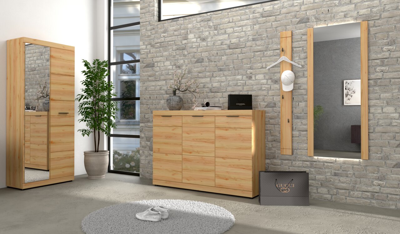 Moderne hal met garderobemeubels in een lichte houtlook: links een kledingkast met spiegeldeur, in het midden een ladekast met drie deuren, rechts een wandspiegel en een garderobepaneel; aanzicht vanuit een licht schuin vooraanzicht.