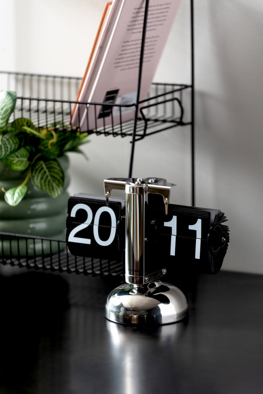 Tischuhr mit modernem Design, silbernem Standfuß und großen, gut lesbaren Zahlen, seitliche Perspektive