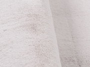 Nahaufnahme eines weißen Fellteppichs aus seitlicher Perspektive