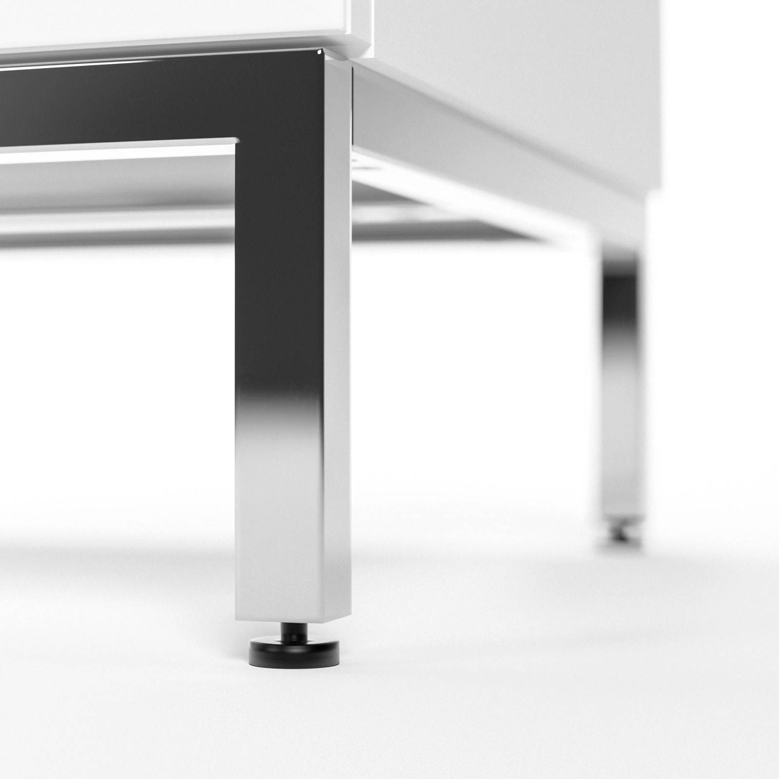 Nahaufnahme eines Metallgestells mit verstellbarem Fuß, Perspektive von unten.