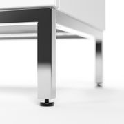 Nahaufnahme eines Metallgestells mit verstellbarem Fuß, Perspektive von unten.