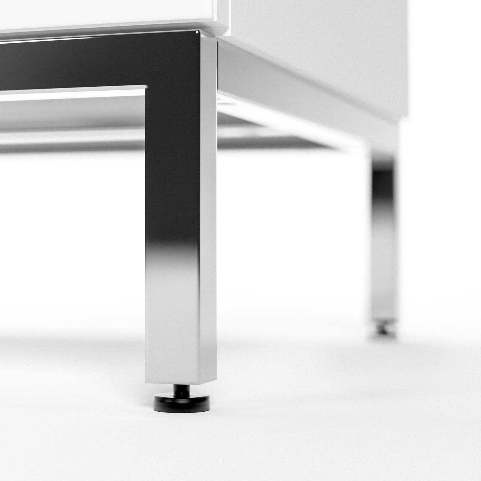 Nahaufnahme eines Metallgestells mit verstellbarem Fuß, Perspektive von unten.