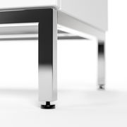 Nahaufnahme eines Metallgestells mit verstellbarem Fuß, Perspektive von unten.