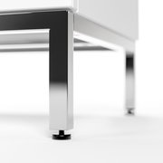 Nahaufnahme eines Metallgestells mit verstellbarem Fuß, Perspektive von unten.