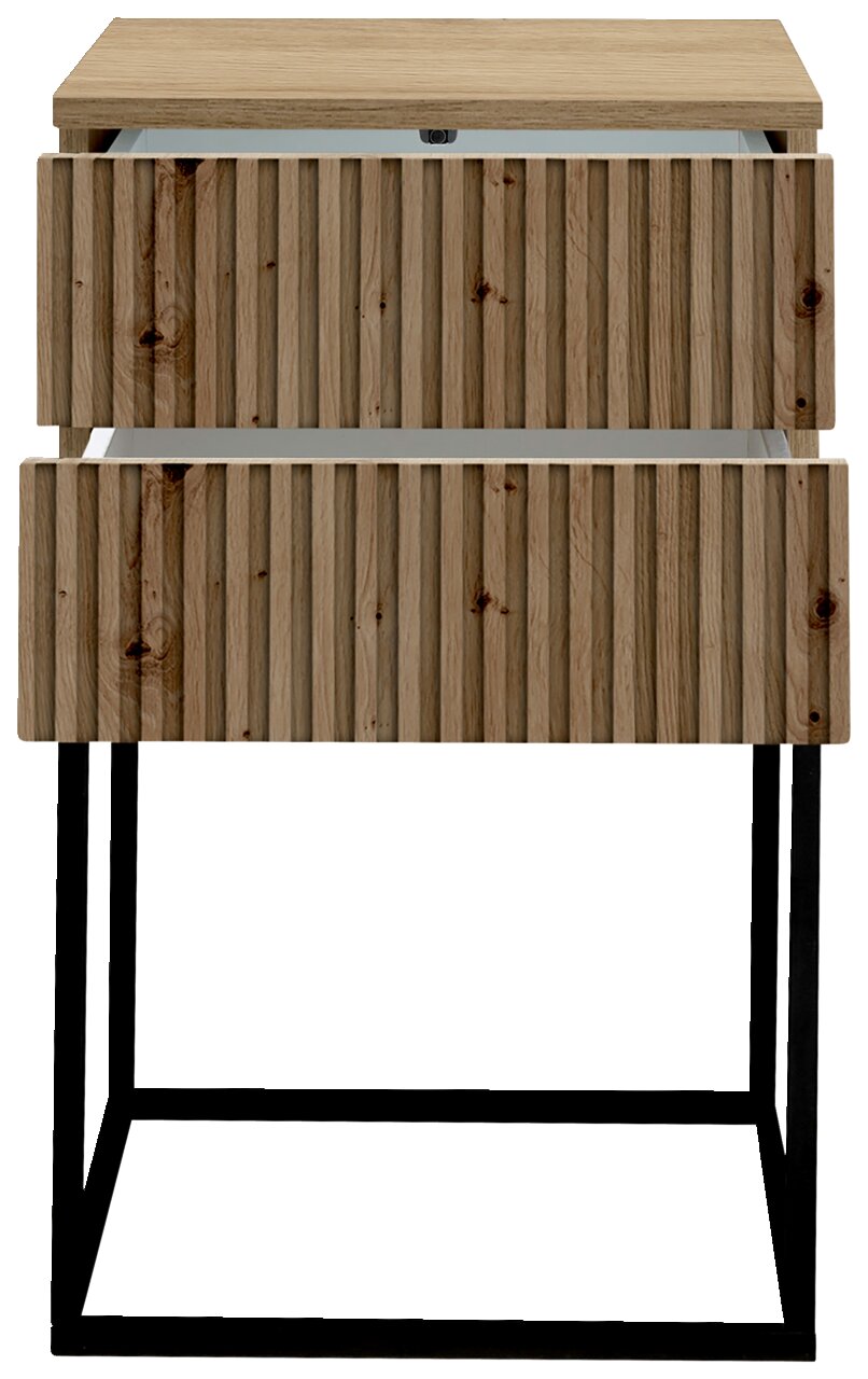 Nachtkommode mit zwei offenen Schubladen aus Holz mit vertikaler Rillenstruktur, auf schwarzem Metallgestell, Frontalansicht.