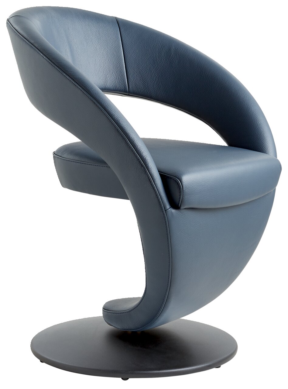 Moderner blauer Sessel mit geschwungenem Design, seitliche Perspektive