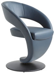 Moderner blauer Sessel mit geschwungenem Design, seitliche Perspektive