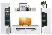 Wohnzimmermöbel-Set bestehend aus zwei Vitrinen, einem TV-Lowboard und einem Wandboard, frontal betrachtet. Die Vitrinen haben Glaseinsätze mit Beleuchtung, das TV-Lowboard bietet Platz für Unterhaltungselektronik, und das Wandboard ist dekorativ mit Pfla