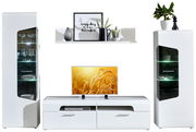 Wohnzimmermöbel-Set bestehend aus zwei Vitrinen, einem TV-Lowboard und einem Wandboard, frontal betrachtet. Die Vitrinen haben Glaseinsätze mit Beleuchtung, das TV-Lowboard bietet Platz für Unterhaltungselektronik, und das Wandboard ist dekorativ mit Pfla