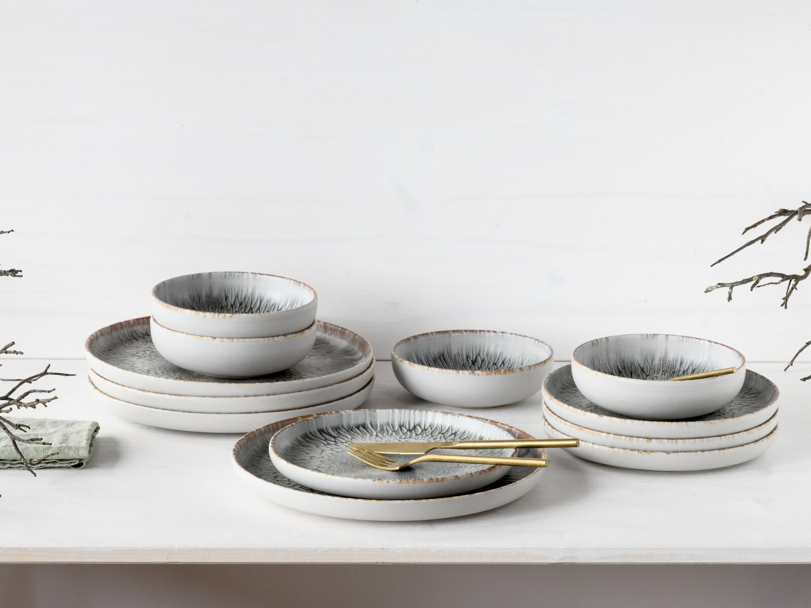 Tellerset 12-tlg aus Keramik mit modernem Design, bestehend aus Schalen und Tellern in einer stilvollen, natürlichen Perspektive.