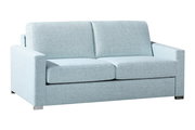 Hellblaues Verwandlungssofa in Frontalansicht mit zwei Sitzkissen und Armlehnen.