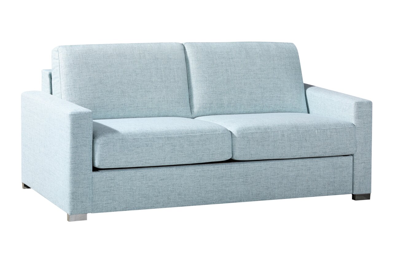 Hellblaues Verwandlungssofa in Frontalansicht mit zwei Sitzkissen und Armlehnen.