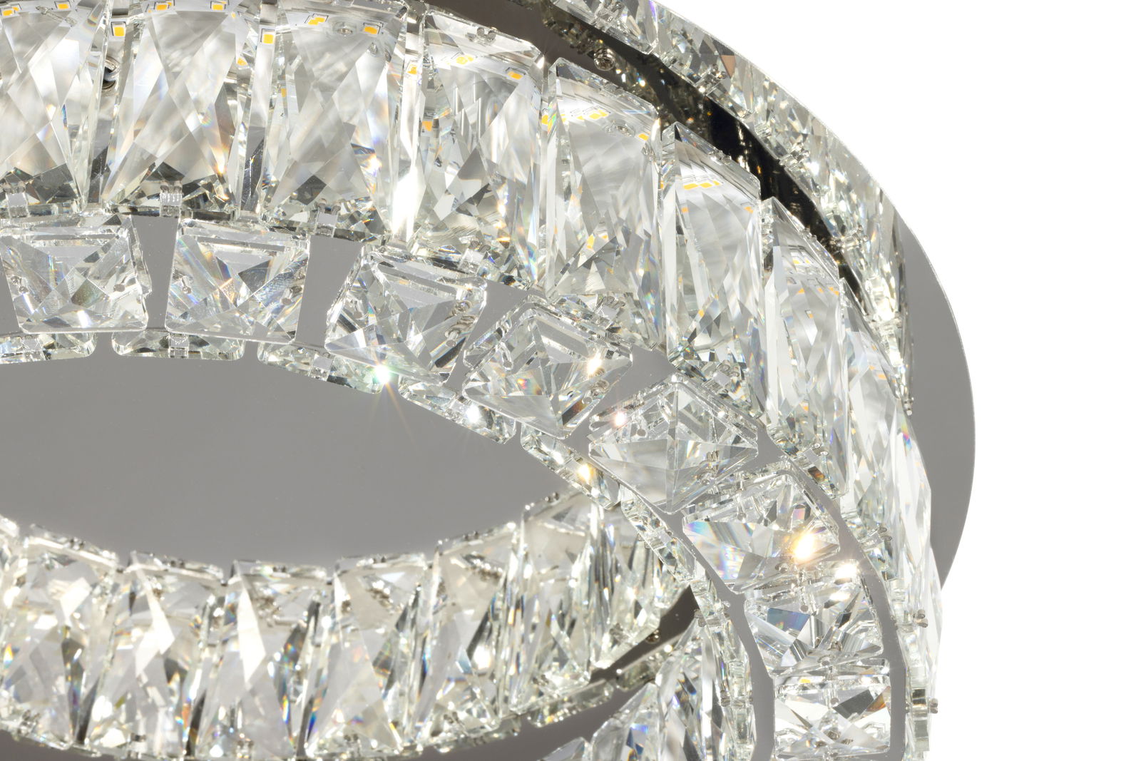 Nahaufnahme einer LED-Deckenleuchte mit funkelnden Kristallelementen, seitliche Perspektive.
