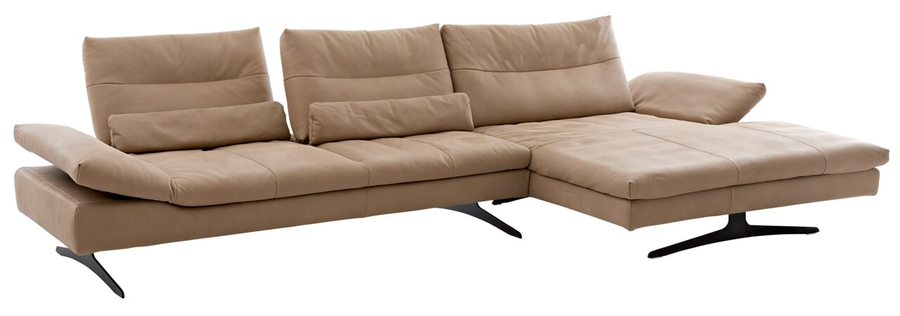 Beige Longchairkombination mit verstellbaren Armlehnen und schwarzen Metallfüßen, seitliche Perspektive