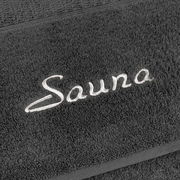 Graues Saunatuch mit weißer Stickerei 'Sauna', Nahaufnahme