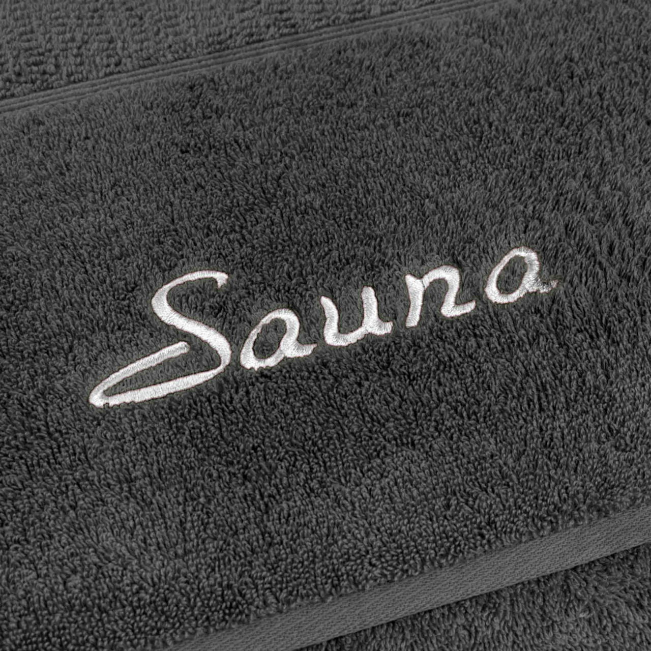 Graues Saunatuch mit weißer Stickerei 'Sauna', Nahaufnahme