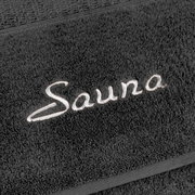 Graues Saunatuch mit weißer Stickerei 'Sauna', Nahaufnahme