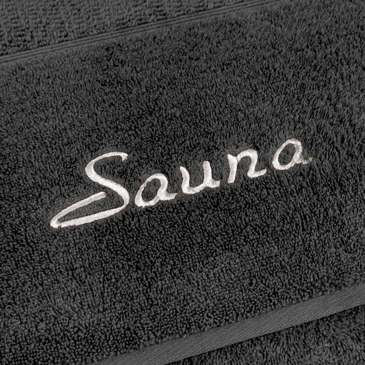 Graues Saunatuch mit weißer Stickerei 'Sauna', Nahaufnahme