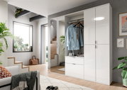 Moderner weißer Hochschrank mit glänzender Oberfläche, teilweise geöffnet, zeigt Innenraum mit Kleiderstange und Schubladen, Perspektive von schräg vorne.