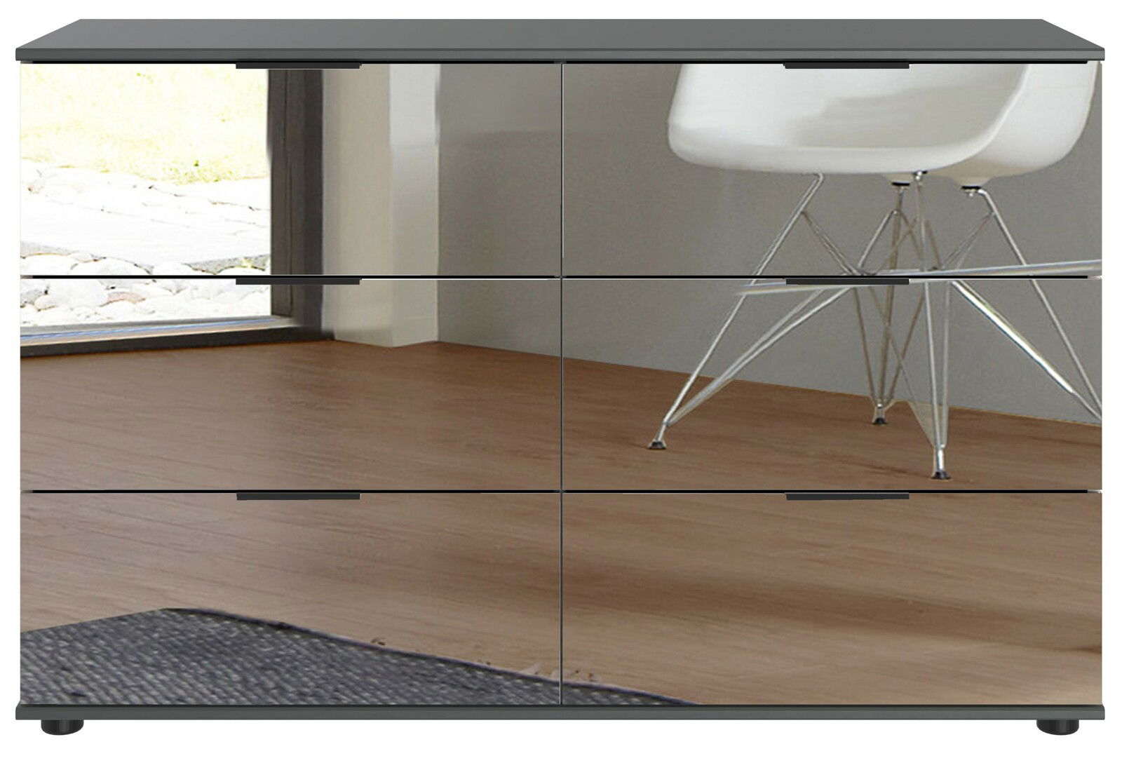 Moderne Kommode mit sechs Schubladen, spiegelnder Oberfläche und minimalistischen Griffen, seitliche Perspektive