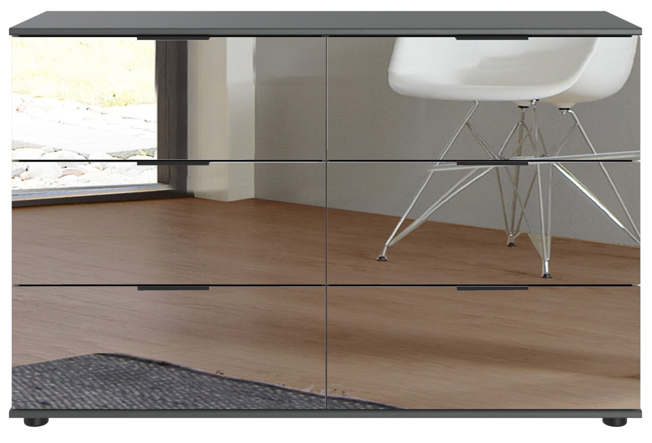 Moderne Kommode mit sechs Schubladen, spiegelnder Oberfläche und minimalistischen Griffen, seitliche Perspektive