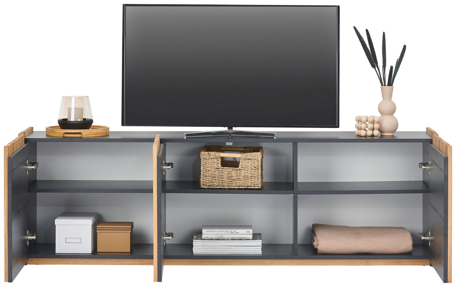 Frontale Ansicht eines TV-Lowboards mit offenen Türen, dekoriert mit einem Fernseher, einer Vase, einem Tablett und Aufbewahrungsboxen.