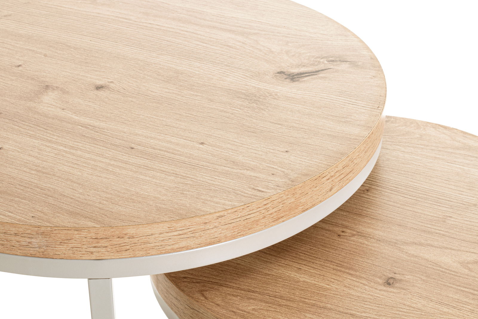 Nahaufnahme von zwei runden Beistelltischen aus hellem Holz mit sichtbarer Maserung, übereinander gestapelt.