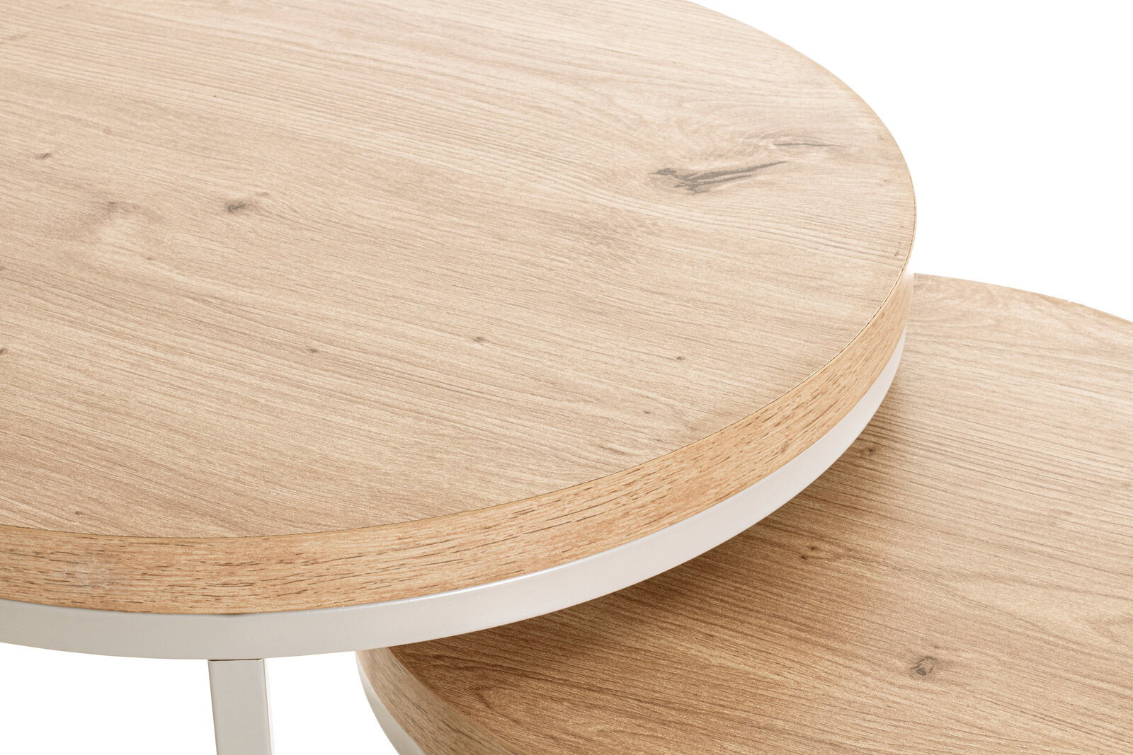 Nahaufnahme von zwei runden Beistelltischen aus hellem Holz mit sichtbarer Maserung, übereinander gestapelt.