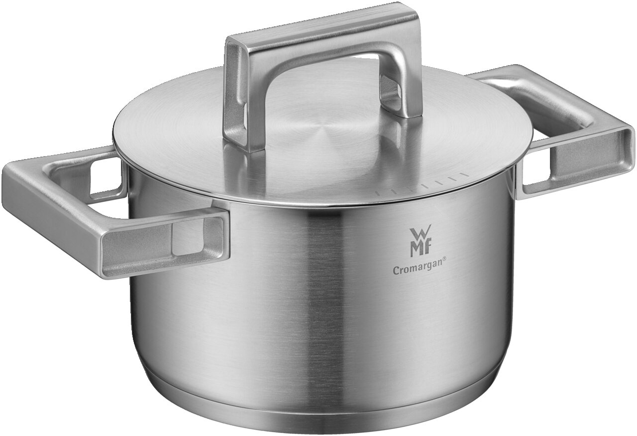Roestvrijstalen kookpan met deksel en twee hoekige handgrepen, WMF Cromargan-logo, schuin vooraanzicht van bovenaf