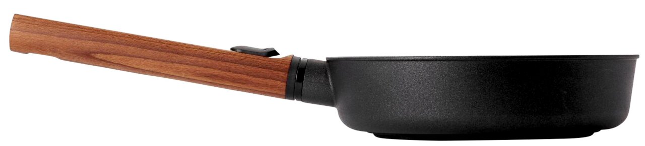 Gietijzeren koekenpan met houten handvat, zijaanzicht