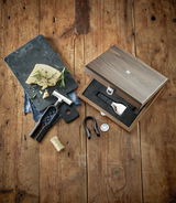 Sommelier-Set Baric 3-tlg. in einer offenen Holzbox auf einem Holztisch, mit Korkenzieher, Weinthermometer und Kapselschneider, aus der Vogelperspektive.