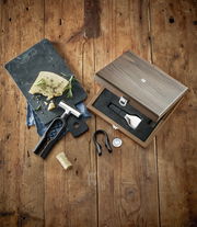 Sommelier-Set Baric 3-tlg. in einer offenen Holzbox auf einem Holztisch, mit Korkenzieher, Weinthermometer und Kapselschneider, aus der Vogelperspektive.